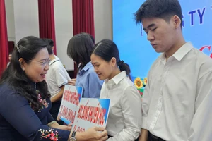 Bà Hồ Thị Cẩm Đào, Phó Bí thư Thành ủy, Chủ tịch Ủy ban MTTQ Việt Nam TP Cần Thơ trao học bổng cho sinh viên hiếu học.