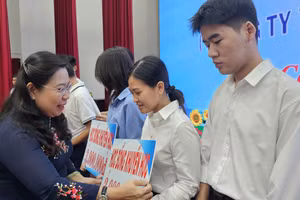 Bà Hồ Thị Cẩm Đào, Phó Bí thư Thành ủy, Chủ tịch Ủy ban MTTQ Việt Nam TP Cần Thơ trao học bổng cho sinh viên hiếu học.