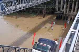 Xe tải chở gạo làm sập cầu tải trọng 8 tấn bắc qua kênh Thốt Nốt ở Cần Thơ, sáng 28/2.