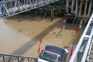 Xe tải chở gạo làm sập cầu tải trọng 8 tấn bắc qua kênh Thốt Nốt ở Cần Thơ, sáng 28/2.