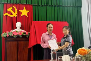 Bà Trần Thị Thu Hồ (áo hồng) nhận quyết định công nhận đảng viên chính thức vào chiều 3/6.