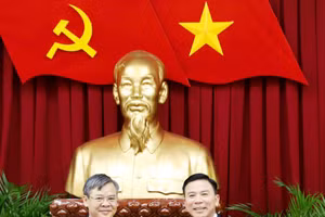 Ông Trương Cảnh Tuyên (trái) nhận Quyết định giữ chức vụ Phó Bí thư Thành ủy Cần Thơ hồi tháng 2/2025.