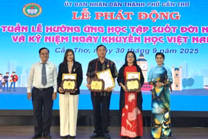 Đại tá Trần Ngọc Hạnh, nguyên Giám đốc Công an TP Cần Thơ, Phó Chủ tịch Thường trực Quỹ Khuyến học Phạm Văn Trà và các đơn vị đã trao gần 6 tỷ đồng cho các quỹ khuyến học, khuyến tài tại TP Cần Thơ.