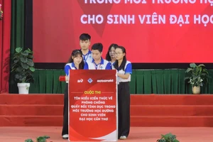 Sinh viên Trường ĐH Cần Thơ thảo luận về các tình huống an toàn trong môi trường học đường.