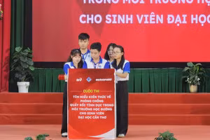 Sinh viên Trường ĐH Cần Thơ thảo luận về các tình huống an toàn trong môi trường học đường.