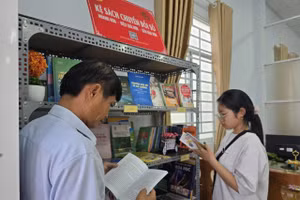 Người dân đọc sách trong thời gian chờ tại Trung tâm Phục vụ hành chính công xã Thạnh Hòa (TP Cần Thơ).