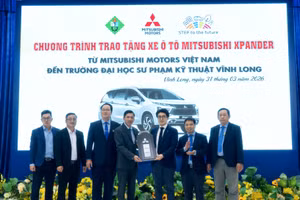 PGS.TS Nguyễn Thanh Tùng tiếp nhận ô tô 7 chỗ từ đơn vị tài trợ.