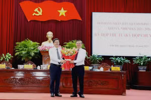 Tân Bí thư Thành ủy Cần Thơ Lê Quang Tùng (trái) tặng hoa chúc mừng tân Chủ tịch UBND TP Cần Thơ Trương Cảnh Tuyên.