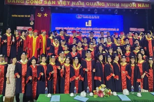 Trường ĐH Tây Đô trao bằng tốt nghiệp cho sinh viên, tân thạc sĩ.
