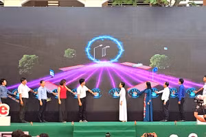 Các đại biểu thực hiện nghi thức khởi động dự án.