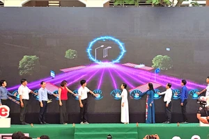 Các đại biểu thực hiện nghi thức khởi động dự án.