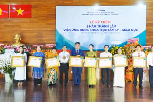Lãnh đạo Viện Ứng dụng Khoa học Tâm lý - Giáo dục nhận bằng khen của Hội Khoa học Tâm lý - Giáo dục Việt Nam.