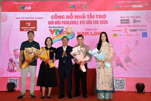 Ban tổ chức tặng hoa cho các nhà tài trợ giải đấu.