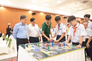 Ông Nguyễn Phúc Tăng (bên trái) - Phó Giám đốc Sở GD&ĐT TP Cần Thơ theo dõi các thí sinh thi đấu.