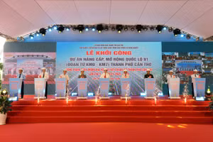 Đại biểu nhấn nút phát lệnh khởi công dự án mở rộng 7km Quốc lộ 91. (Ảnh: Trung Phạm)