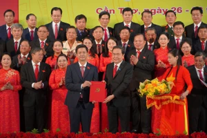 Chủ tịch Quốc hội Trần Thanh Mẫn trao quyết định của Bộ Chính trị điều động, phân công và chỉ định ông Lê Quang Tùng giữ chức vụ Bí thư Thành ủy Cần Thơ, nhiệm kỳ 2025 - 2030.