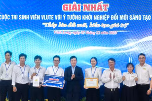 Ban tổ chức trao giải Nhất cho ý tưởng Sản xuất chế phẩm sinh học từ bột vỏ cam sành ứng dụng trong chăn nuôi gia cầm.