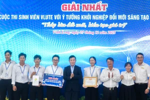 Ban tổ chức trao giải Nhất cho ý tưởng Sản xuất chế phẩm sinh học từ bột vỏ cam sành ứng dụng trong chăn nuôi gia cầm.