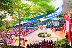 Học sinh, giáo viên tại TP Cần Thơ rộn ràng khai giảng năm học mới 2025 - 2026. Ảnh: Trung Phạm.