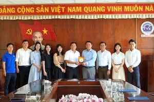 Đoàn công tác VPĐD Báo GD&TĐ tại ĐBSCL chụp ảnh lưu niệm cùng Trường ĐH Trà Vinh.