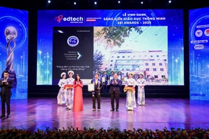 PGS.TS Nguyễn Minh Hòa, Hiệu trưởng Trường ĐH Trà Vinh nhận cúp Môi trường giáo dục của năm tại SEI Awards 2025.