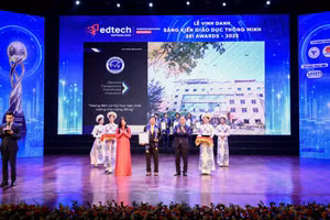 PGS.TS Nguyễn Minh Hòa, Hiệu trưởng Trường ĐH Trà Vinh nhận cúp Môi trường giáo dục của năm tại SEI Awards 2025.