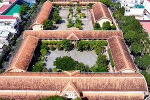 Trường THPT Châu Văn Liêm có một vị trí rất đặc biệt với 4 mặt tiền bao quanh.