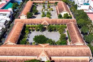 Trường THPT Châu Văn Liêm có một vị trí rất đặc biệt với 4 mặt tiền bao quanh.