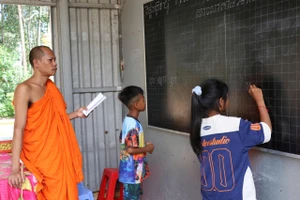 Các em học sinh ở tỉnh Vĩnh Long đến lớp học miễn phí dạy tiếng Khmer.
