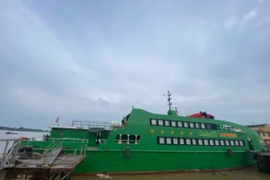 Tàu MAILINH EXPRESS neo đậu tại nhà máy X55 (Cục Hậu cần - Kỹ thuật, Quân chủng Hải quân) TP Cần Thơ.