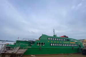 Tàu MAILINH EXPRESS neo đậu tại nhà máy X55 (Cục Hậu cần - Kỹ thuật, Quân chủng Hải quân) TP Cần Thơ.