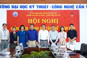 Đoàn công tác của Báo Giáo dục và Thời đại làm việc với lãnh đạo Trường ĐH Kỹ thuật - Công nghệ Cần Thơ.