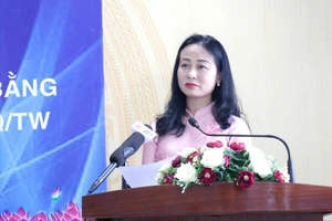 Bà Nguyễn Thị Tuyết Loan - Hiệu trưởng Trường Chính trị TP Cần Thơ phát biểu đề dẫn Tọa đàm.