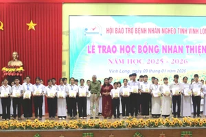 Học sinh THPT trên địa bàn tỉnh Vĩnh Long nhận học bổng Nhân Thiện.