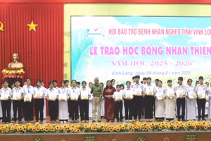 Học sinh THPT trên địa bàn tỉnh Vĩnh Long nhận học bổng Nhân Thiện.