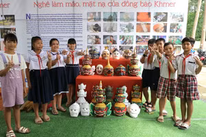 Nghề làm mão, mặt nạ của đồng bào Khmer được công nhận là Di sản văn hóa phi vật thể quốc gia.