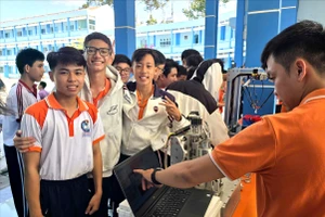 Học sinh trải nghiệm tại Trạm nghề của Khoa Cơ khí - Tự động hóa.