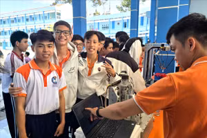 Học sinh trải nghiệm tại Trạm nghề của Khoa Cơ khí - Tự động hóa.