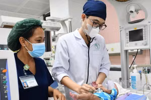 Trẻ sơ sinh cực non, nặng 800 gram được các bác sĩ Bệnh viện chuyên khoa Sản - Nhi Sóc Trăng điều trị thành công.