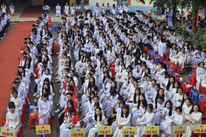 Học sinh Trường THPT Hoàng Diệu trong lễ kỷ niệm 43 năm ngày Nhà giáo Việt Nam 20/11. Ảnh: Nguyên Việt.