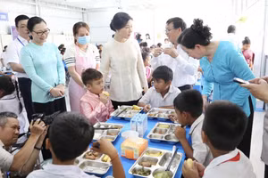 Đoàn công tác trao đổi quá trình tổ chức bữa ăn cho học sinh Trường Tiểu học Tân Hiệp B.