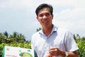 Ông Trần Văn Phục và sản phẩm mận hồng Sân Tiên được quản lý bằng công nghệ số.