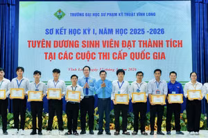 Lãnh đạo Trường ĐH Sư phạm Kỹ thuật Vĩnh Long tuyên dương và trao hàng trăm suất học bổng cho sinh viên.