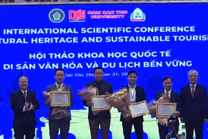 Đại biểu tham dự hội thảo chụp ảnh lưu niệm cùng lãnh đạo Trường ĐH Nam Cần Thơ.