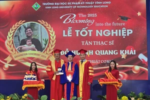 Trường ĐH Sư phạm Kỹ thuật Vĩnh Long trao bằng tốt nghiệp cho hơn 1.100 kỹ sư, cử nhân, thạc sĩ.