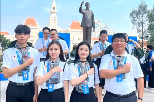 Anh Đặng Hải Đăng (ngoài cùng bên phải).