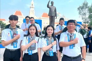 Anh Đặng Hải Đăng (ngoài cùng bên phải).