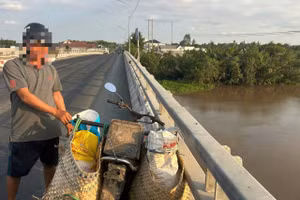 Ông B.U.E bị bắt quả tang khi đang chuẩn bị vứt 4 bao mảnh thủy tinh xuống sông.