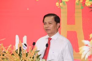 Bí thư Tỉnh ủy Vĩnh Long Trần Văn Lâu phát biểu tại buổi gặp mặt.