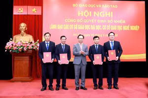 Bộ trưởng Hoàng Minh Sơn trao quyết định bổ nhiệm Hiệu trưởng, các Phó Hiệu trưởng Trường ĐH SPKT Vĩnh Long.